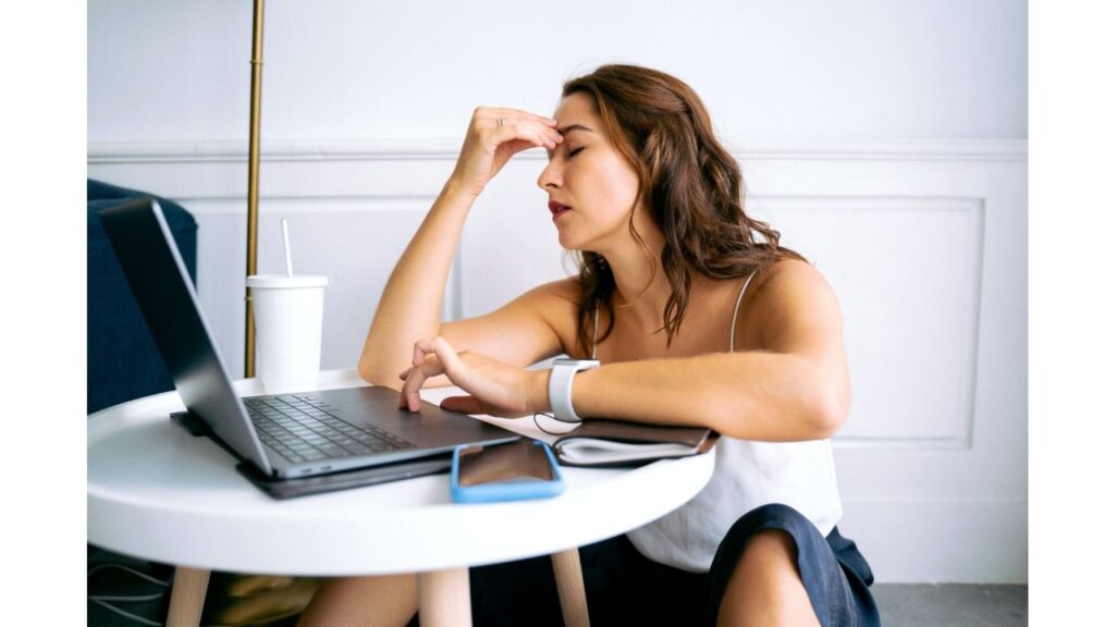 Pourquoi ai-je du mal à me concentrer ? Fatigue mentale, stress et habitudes du quotidien